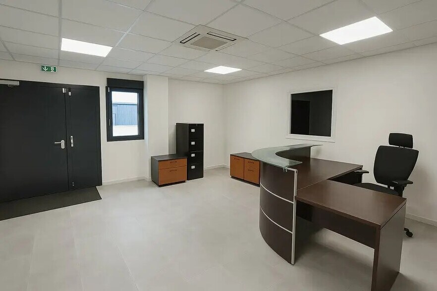 Local d'activités dans Vaulx-Milieu à vendre - Photo de l’immeuble – Image 2 sur 9