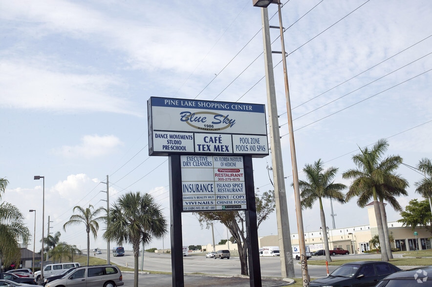 12029-12083 SW 117th Ave, Miami, FL à louer - Photo de l’immeuble – Image 3 sur 13