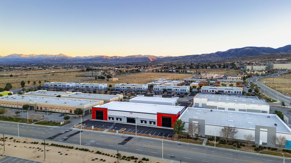 632 Auto Center Dr, Palmdale, CA à vendre - Photo de l’immeuble – Image 1 sur 14