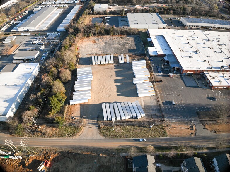 9305 Pioneer Ave, Charlotte, NC à louer - Photo de l’immeuble – Image 3 sur 3