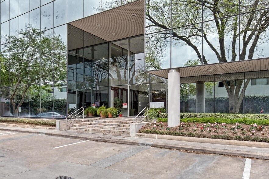 1220 Augusta Dr, Houston, TX à vendre - Photo de l’immeuble – Image 2 sur 10