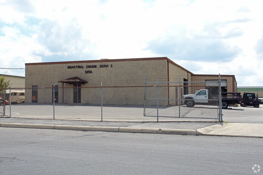 5858 Bicentennial St, San Antonio, TX à louer - Photo principale – Image 2 sur 16