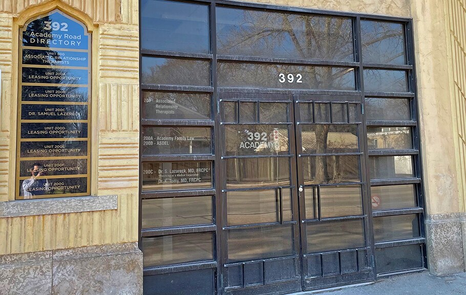 392 Academy Rd, Winnipeg, MB à louer - Photo de l’immeuble – Image 2 sur 7