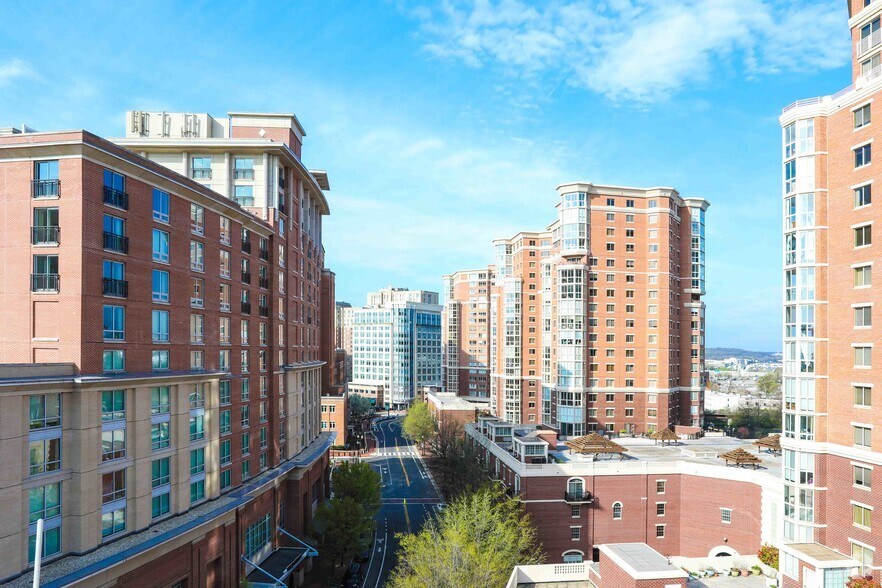 2051 Jamieson Ave, Alexandria, VA à louer - Photo de l’immeuble – Image 2 sur 6