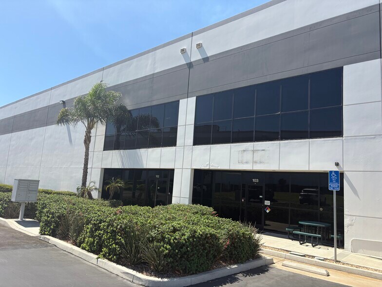 341 Bonnie Cir, Corona, CA à louer - Photo de l’immeuble – Image 2 sur 4