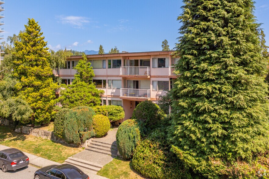 1550 Eastern Ave, North Vancouver, BC à vendre - Photo principale – Image 1 sur 4