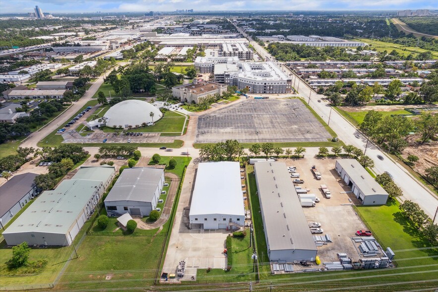 10880 Alcott Dr, Houston, TX à louer - Photo de l’immeuble – Image 2 sur 8