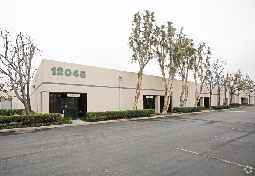 8541 Wellsford Rd, Santa Fe Springs, CA à louer - Photo principale – Image 2 sur 6