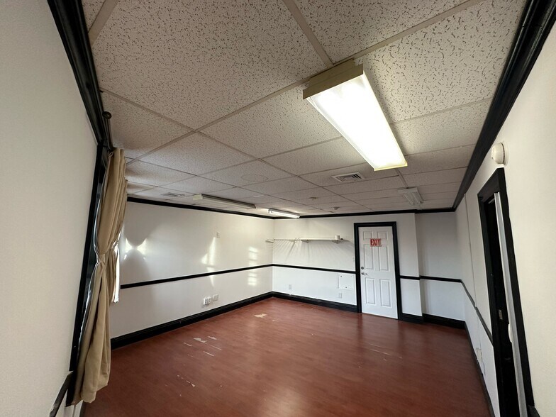 690 Broadway, Massapequa, NY à louer - Photo intérieure – Image 3 sur 4