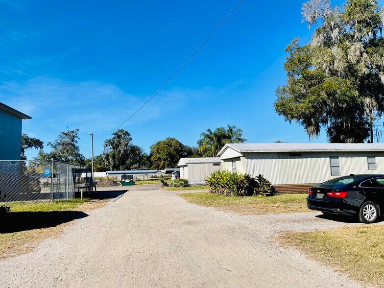 904 N Kingsway Rd, Seffner, FL à vendre - Photo de l’immeuble – Image 3 sur 17