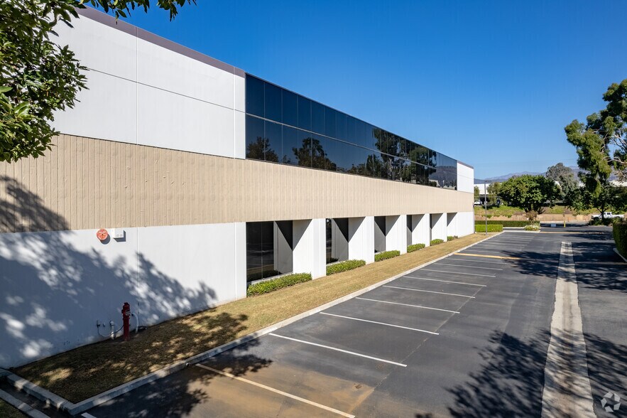 620 W Covina Blvd, San Dimas, CA à louer - Photo de l’immeuble – Image 3 sur 12