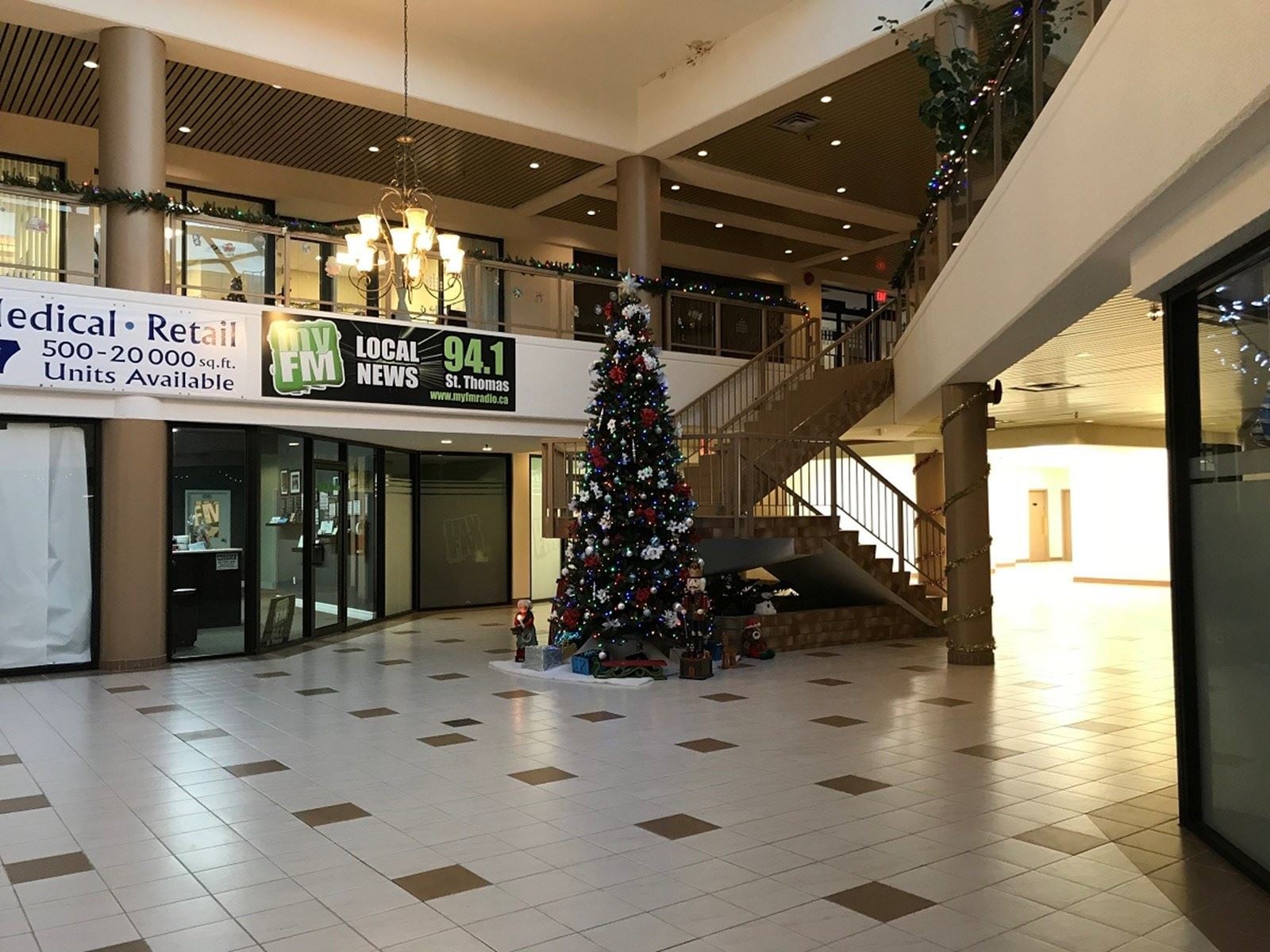 294-330 Talbot St, St Thomas, ON à louer Photo principale– Image 1 sur 6