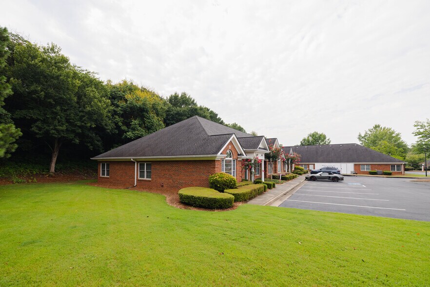 1301-1304 Macy Dr, Roswell, GA à vendre - Photo principale – Image 2 sur 32
