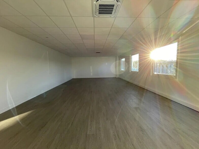 Local d'activités dans Saint-Quentin-Fallavier à vendre - Photo de l’immeuble – Image 3 sur 17