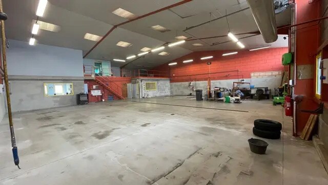 Industriel/Logistique dans Tossiat à louer - Photo de l’immeuble – Image 2 sur 8