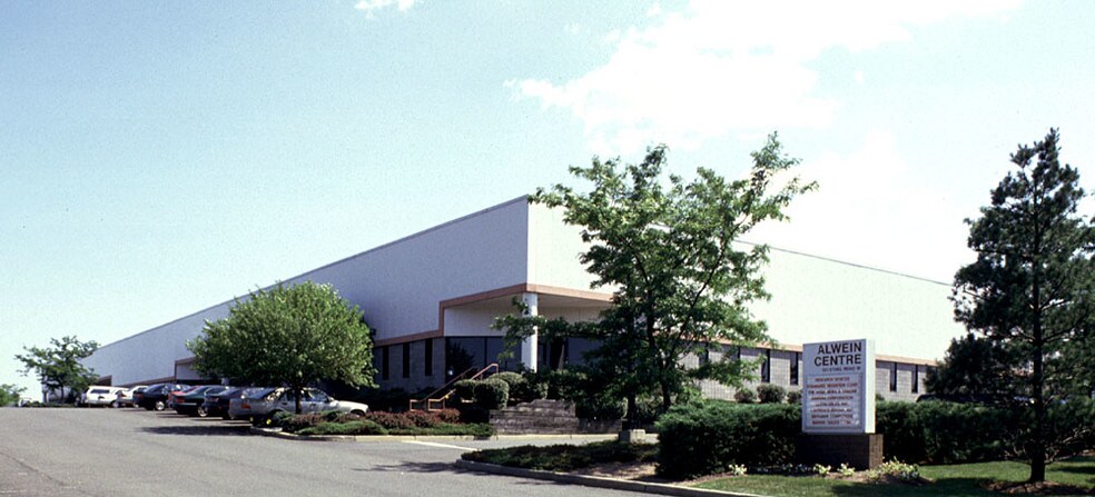 121 W Ethel Rd, Piscataway, NJ à louer - Photo de l’immeuble – Image 2 sur 5