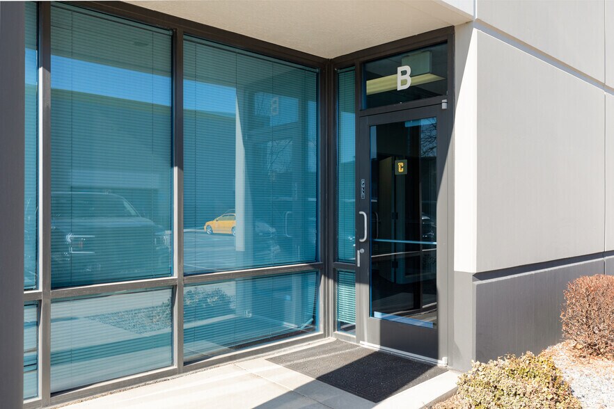 3060 W California Ave, Salt Lake City, UT à louer - Photo de l’immeuble – Image 2 sur 2