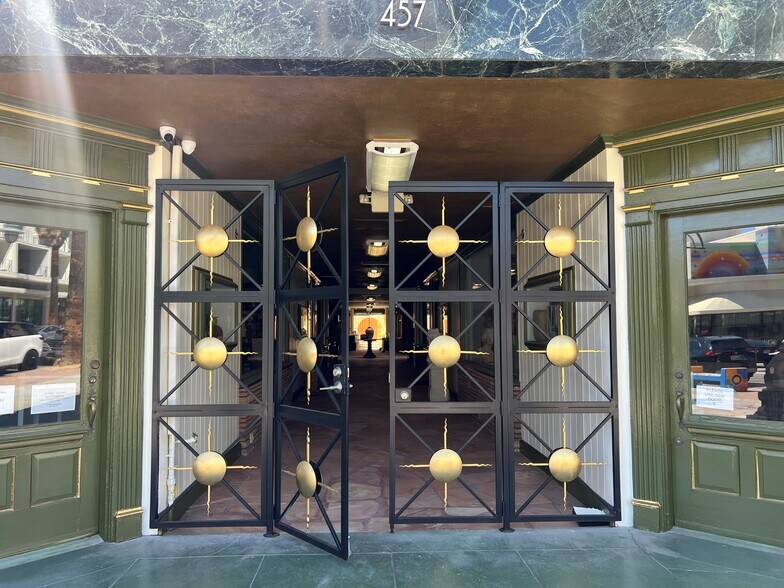 457 Palm Canyon Dr, Palm Springs, CA à louer - Photo de l’immeuble – Image 2 sur 4