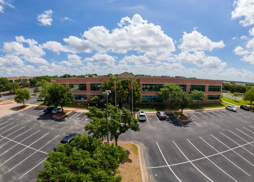 13640 Briarwick Dr, Austin, TX à louer - Photo de l’immeuble – Image 3 sur 17