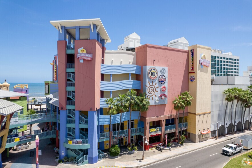 250 N Atlantic Ave, Daytona Beach, FL à louer - Photo de l’immeuble – Image 2 sur 5