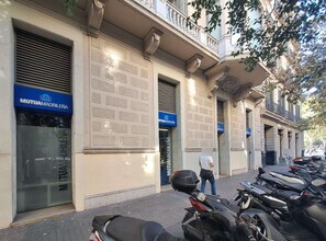 Local commercial dans Barcelone, Barcelona à louer Photo de la construction– Image 1 sur 7