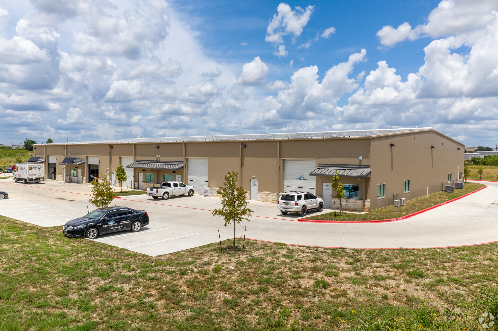 335 Warehouse Dr, Buda, TX à louer Photo principale– Image 1 sur 7