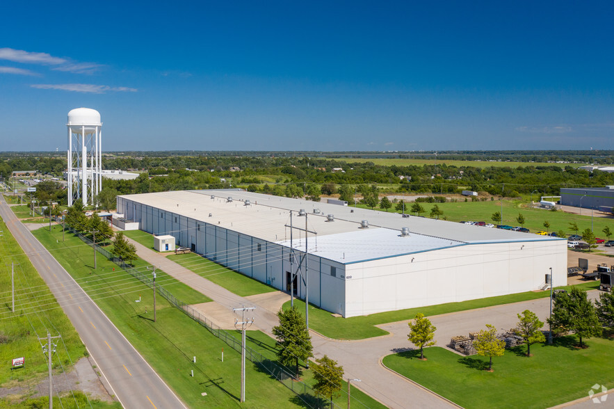 600 N Sara Rd, Yukon, OK à louer - Photo de l’immeuble – Image 3 sur 16