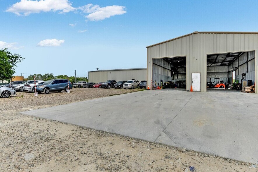 204 FM 696, Elgin, TX à vendre - Photo de l’immeuble – Image 2 sur 40