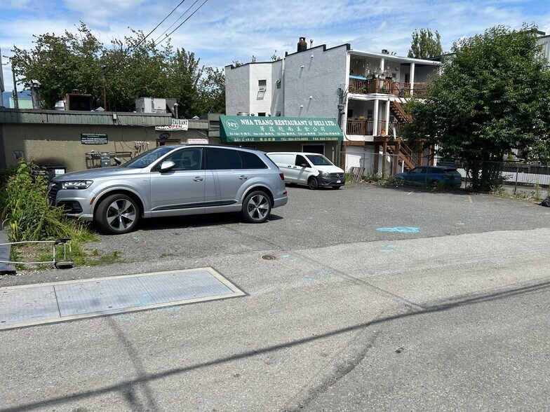 718-720 E Broadway, Vancouver, BC à vendre - Photo de l’immeuble – Image 2 sur 6