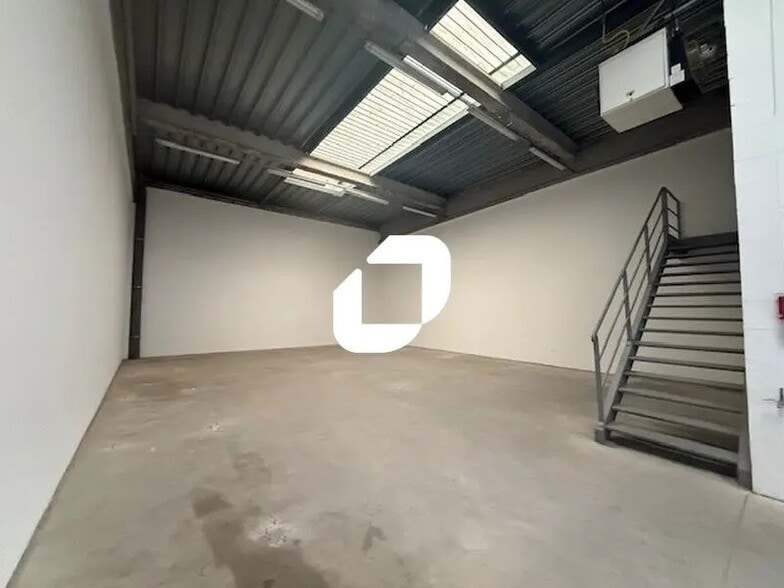 Local d’activités dans Chambly à louer - Photo de l’immeuble – Image 3 sur 9