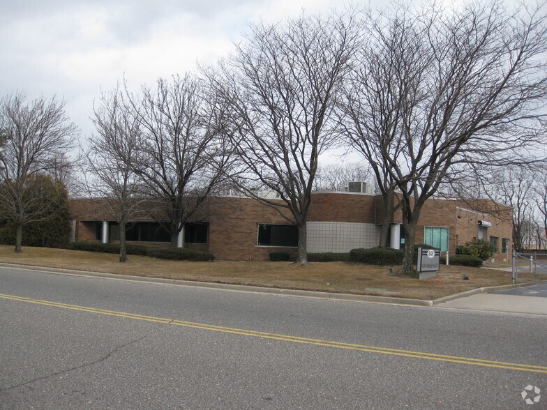 8400 New Horizons Blvd, Amityville, NY à louer - Photo de l’immeuble – Image 2 sur 5