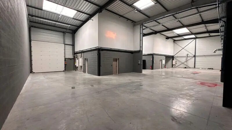 Local d’activités dans Chassieu à louer - Photo de l’immeuble – Image 2 sur 9