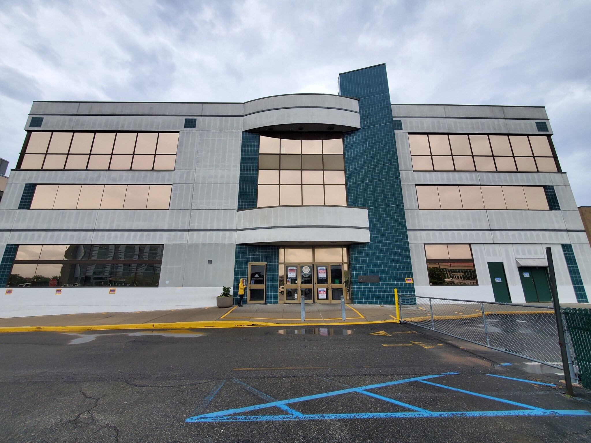 30-56 Whitestone Expy, Flushing, NY à louer Photo de l’immeuble– Image 1 sur 17