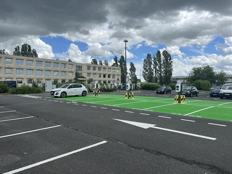 Bureau dans Tremblay-en-France à louer - Photo de l’immeuble – Image 2 sur 10