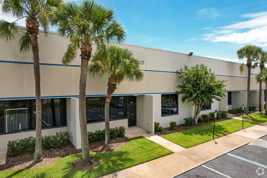 602-624 S Ware Blvd, Tampa, FL à louer - Photo de l’immeuble – Image 2 sur 6