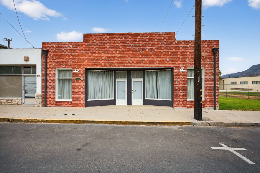 141 Davis St, Santa Paula, CA à vendre - Photo de l’immeuble – Image 3 sur 18