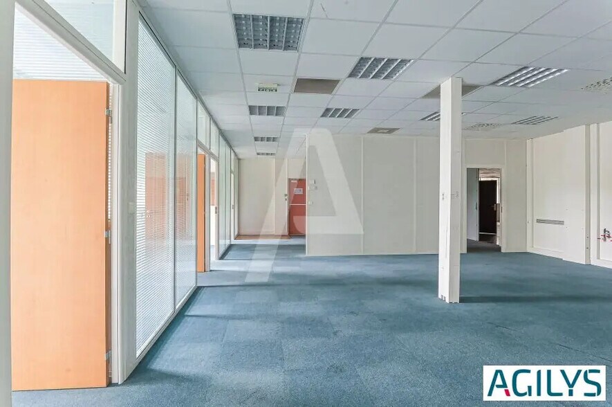 Local d’activités dans à louer - Photo de l’immeuble – Image 1 sur 5