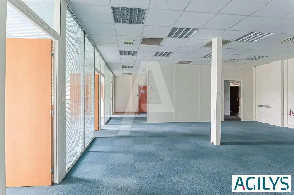 Local d’activités dans  à louer Photo de l’immeuble– Image 1 sur 6