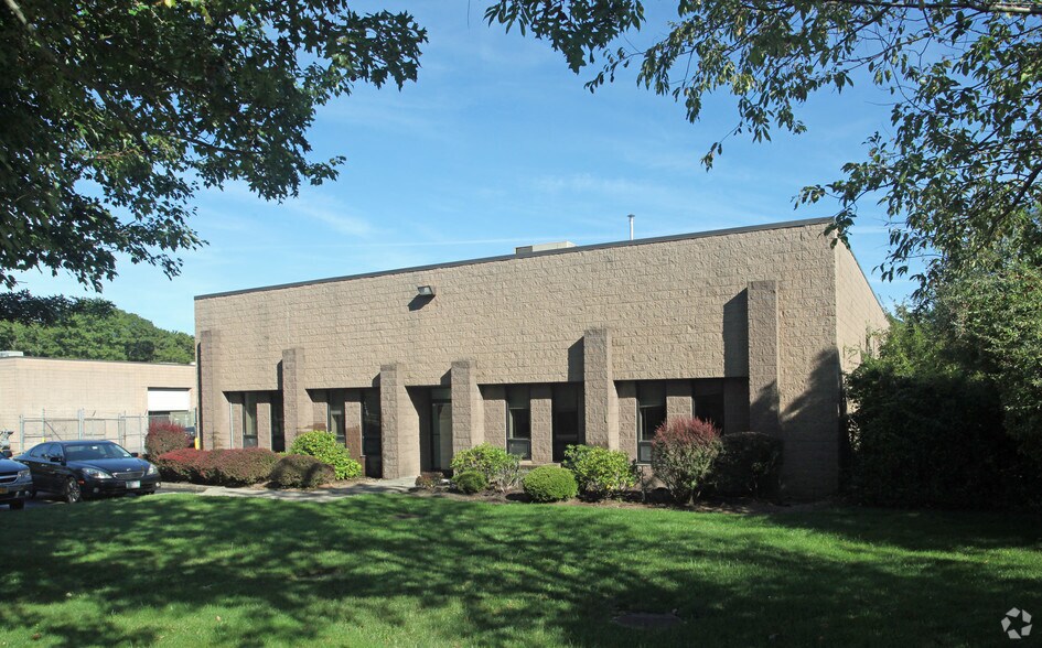 21 Peachtree Ct, Holbrook, NY à louer - Photo de l’immeuble – Image 2 sur 2