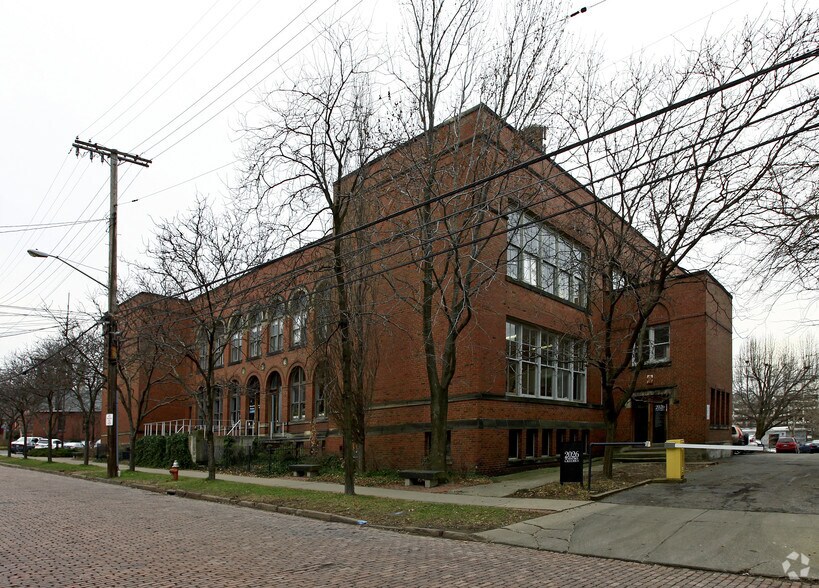 2026 Murray Hill Rd, Cleveland, OH à louer - Photo de l’immeuble – Image 1 sur 12