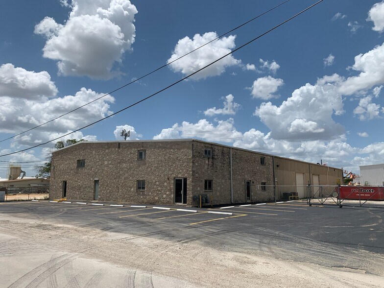 223 Seale Rd, San Antonio, TX à louer - Photo de l’immeuble – Image 2 sur 14