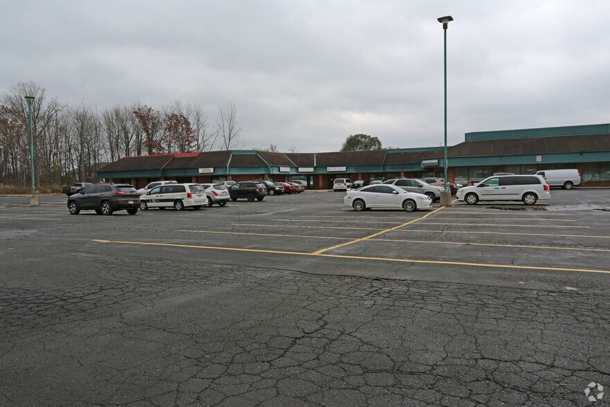 6080 Mcleod Rd, Niagara Falls, ON à louer - Photo de l’immeuble – Image 3 sur 3