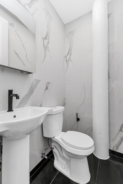 228 8th Ave, New York, NY à louer - Photo de l’immeuble – Image 3 sur 8