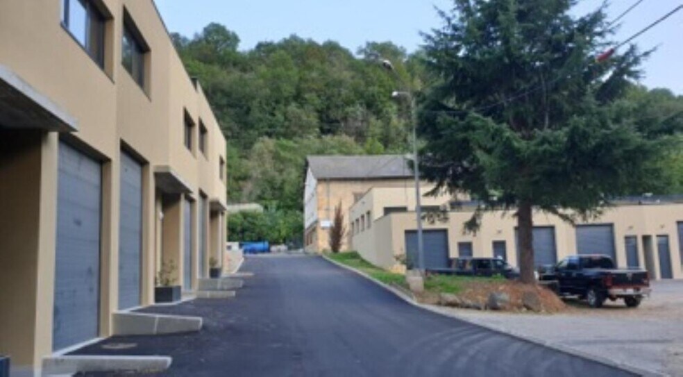 Local d’activités dans Fleurieu-sur-Saône à louer - Photo de l’immeuble – Image 2 sur 4