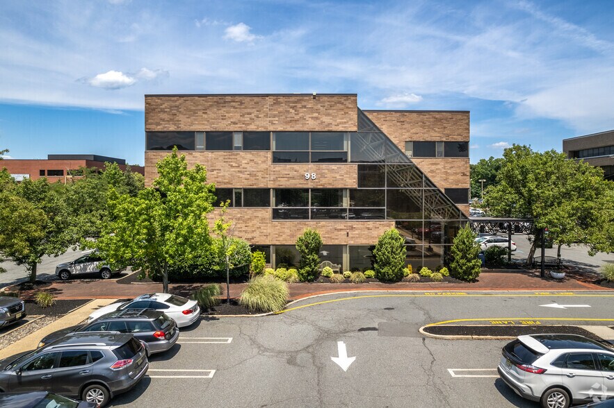 98 James St, Edison, NJ à louer - Photo de l’immeuble – Image 2 sur 12
