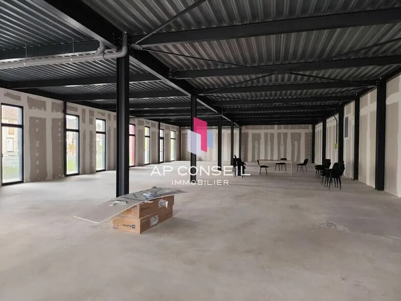 Bureau dans Plaisir à louer - Photo de l’immeuble – Image 2 sur 4