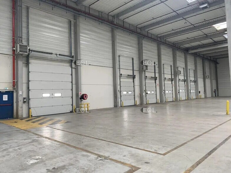 Industriel/Logistique dans à louer - Photo de l’immeuble – Image 3 sur 12