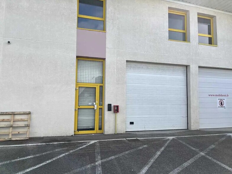 Local d’activités dans Vaulx-en-Velin à louer - Photo de l’immeuble – Image 2 sur 16