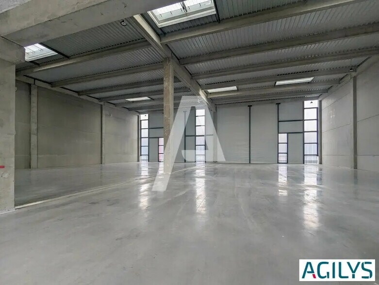 Local d’activités dans Élancourt à louer - Photo de l’immeuble – Image 2 sur 12