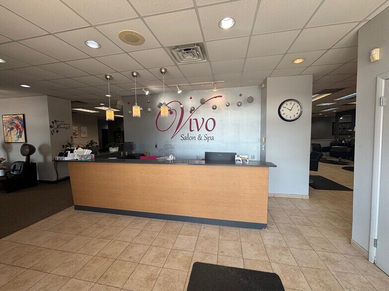 1714-1720 Manhattan Dr, Waukesha, WI à louer - Photo de l’immeuble – Image 2 sur 16